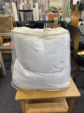 Load image into Gallery viewer, Twin Light Weight Premium Down Alternative Comforter/Duvet