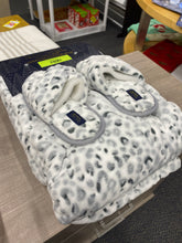 Load image into Gallery viewer, Rachel Roy Ladies Slippers &amp; Blanket Set - Snow Leopard
