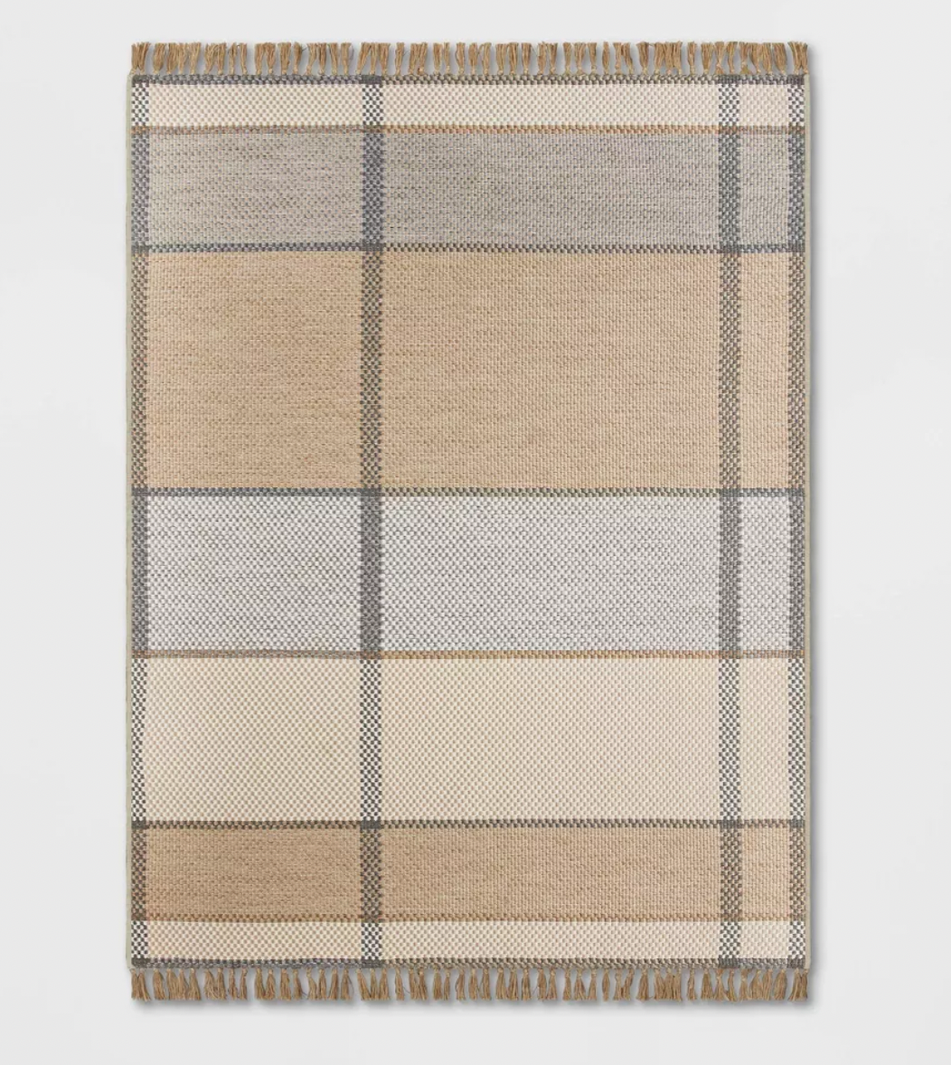 5' x 7' Oversized Plaid Outdoor Rug- Gray