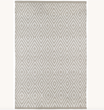 Load image into Gallery viewer, Diamond Handwoven Washable Indoor/Outdoor Rug Platinum/White 4&#39;x6&#39;

